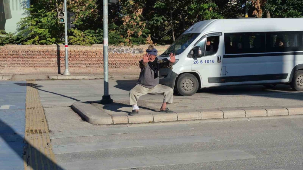 Sokak ortasında uzak doğu dövüş sanatı hareketleri yapan yaşlı adam