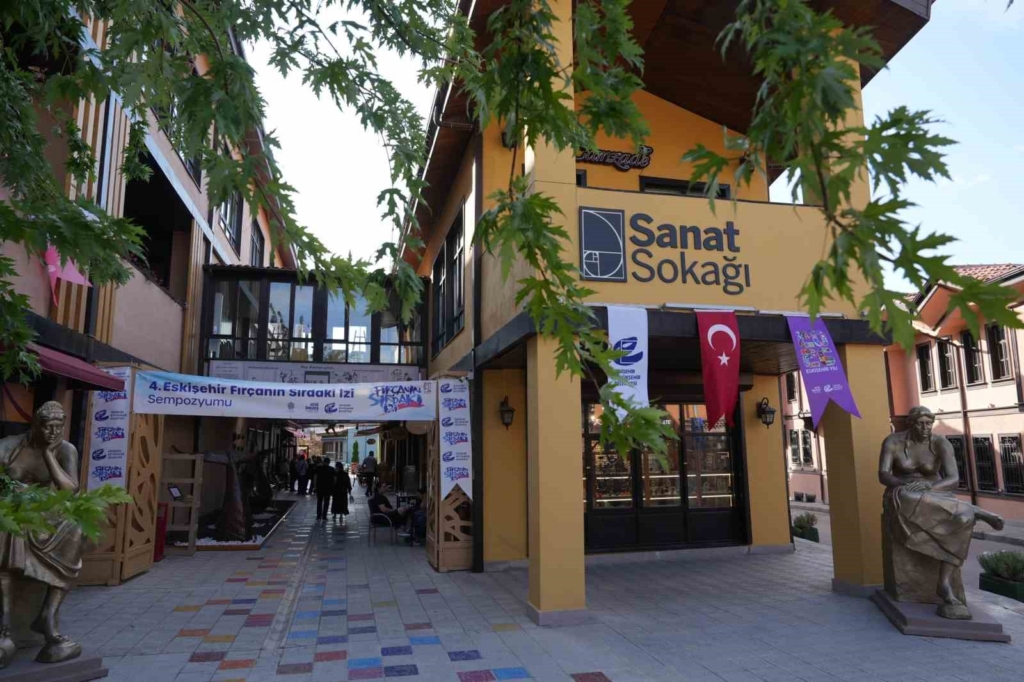 4. Eskişehir Fırçanın Sırdaki İzi Sempozyumu düzenlenen sergiyle taçlandı