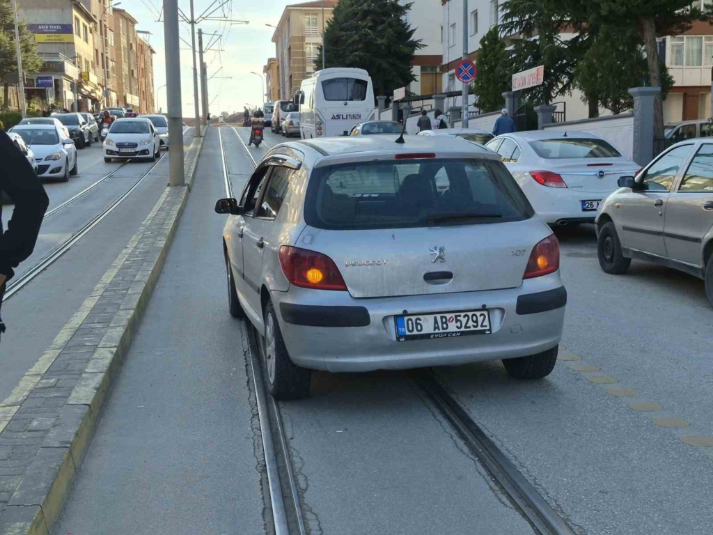 Eskişehir’de otomobilin çarptığı yaşlı kadın yaralandı