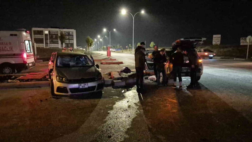 Kavşakta çarpışan 2 araç adeta hurdaya döndü: 3 yaralı