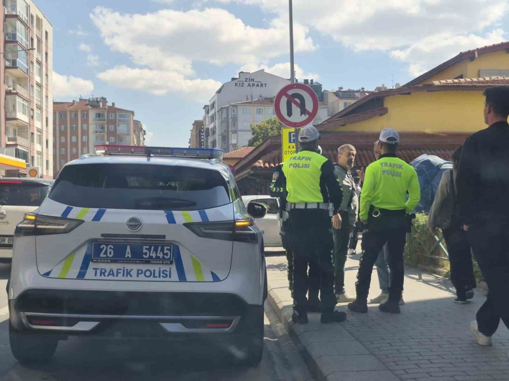 Eskişehir’de otomobille çarpışan motosiklet sürücüsü yaralandı