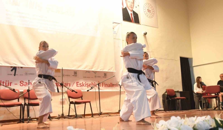 Eskişehir’de GSB Gençlik Yaz Kulübü’ne renkli kapanış
