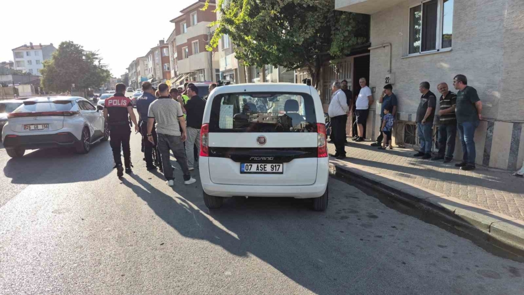 Hafif ticari aracın çarptığı motosikletli polis yaralandı