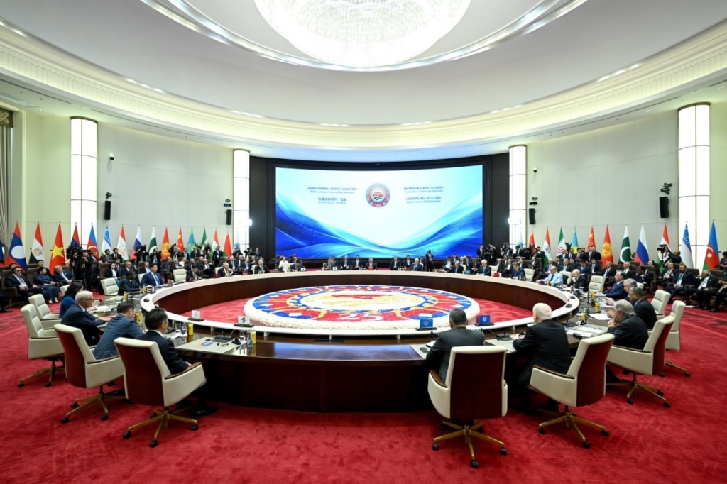 Özbekistan Cumhurbaşkanı Mirziyoyev: "Bölgesel projelerin birbiriyle rekabet etmediği, tersine birbirini tamamladığı çok kutupluluğu destekliyoruz"