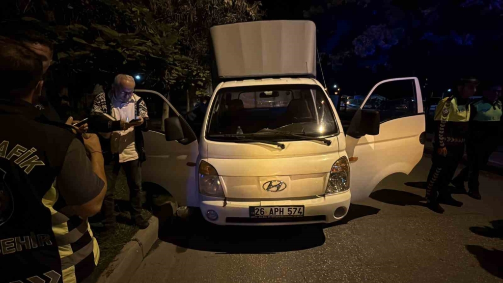 Kamyonetten atlayan kadın ağır yaralandı: Eşi sigaralarını almanın derdine düştü