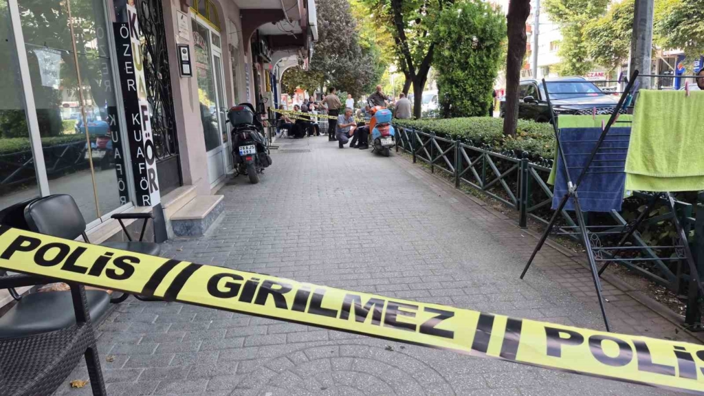 7’nci kattaki evinden çıkan 81 yaşındaki şahıs binanın merdiven boşluğunda ölü bulundu