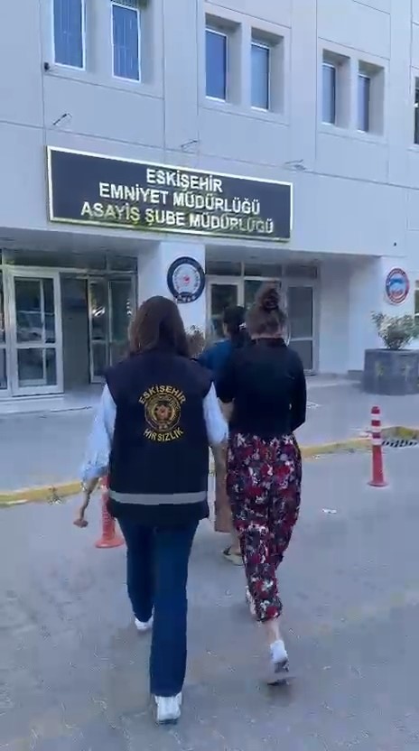 Eskişehir’de iki ayrı evden ziynet eşyası çalan 3 şüpheli tutuklandı
