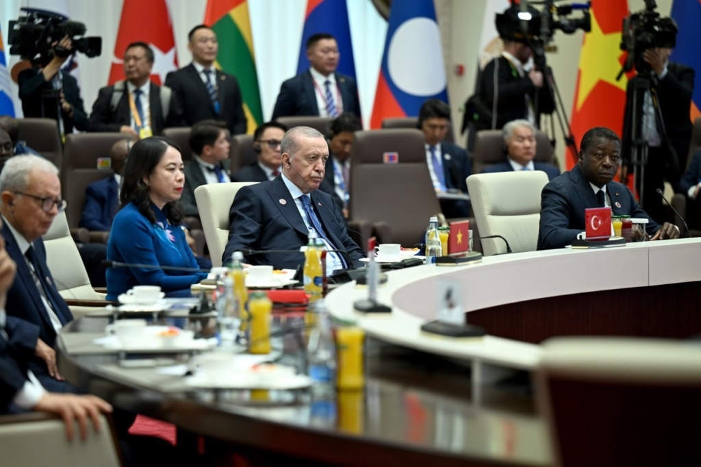 Özbekistan Cumhurbaşkanı Mirziyoyev: "Bölgesel projelerin birbiriyle rekabet etmediği, tersine birbirini tamamladığı çok kutupluluğu destekliyoruz"