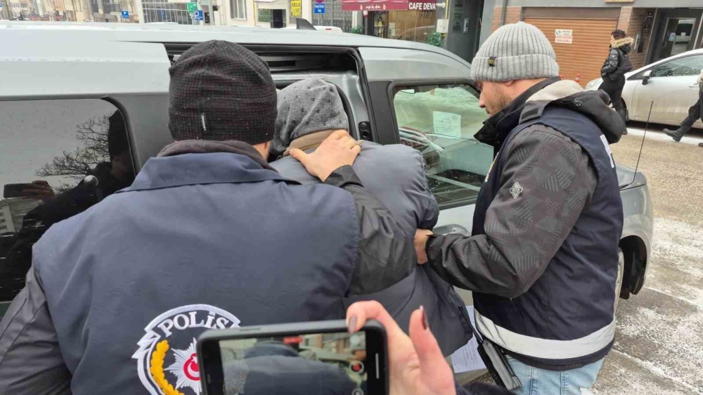 Üvey babasını bıçaklayarak öldüren sanık hakim karşısında