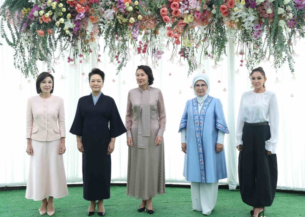 Emine Erdoğan, Kırgızistan’da lider eşleriyle bir araya geldi