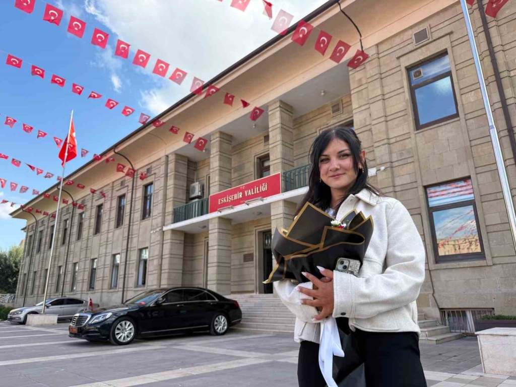 Yerde bulduğu Türk bayrağını kaldıran kurye valilikte ağırlandı