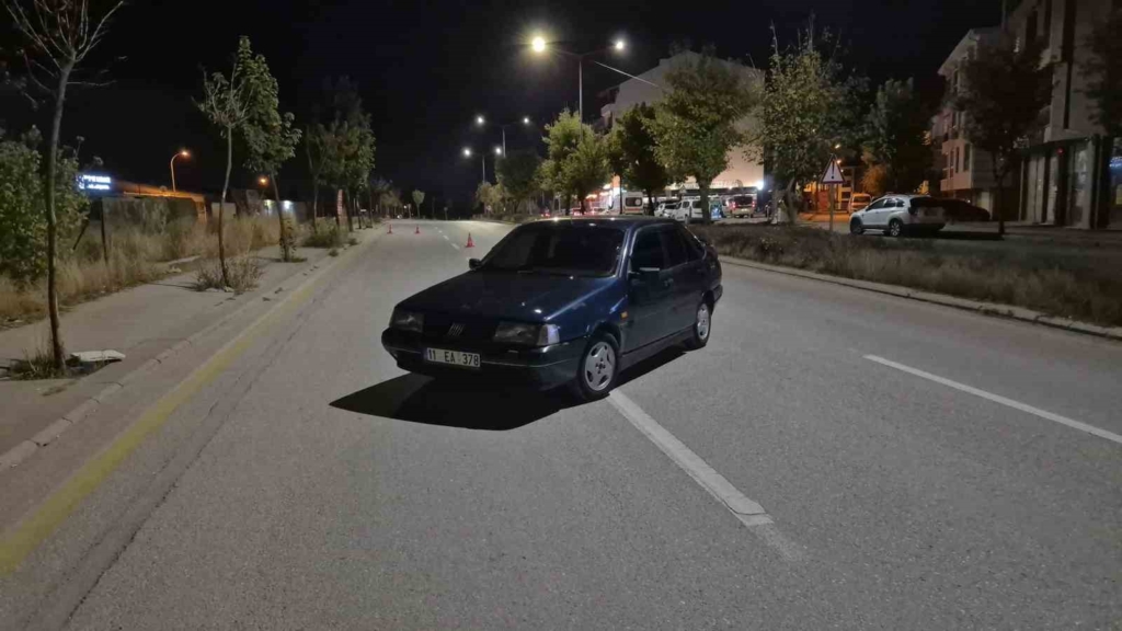 Polis ekiplerince durdurulan sürücü otomobilini terk edip kaçtı