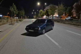 Polis ekiplerince durdurulan sürücü otomobilini terk edip kaçtı