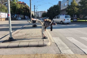 Sokak ortasında uzak doğu dövüş sanatı hareketleri yapan yaşlı adam