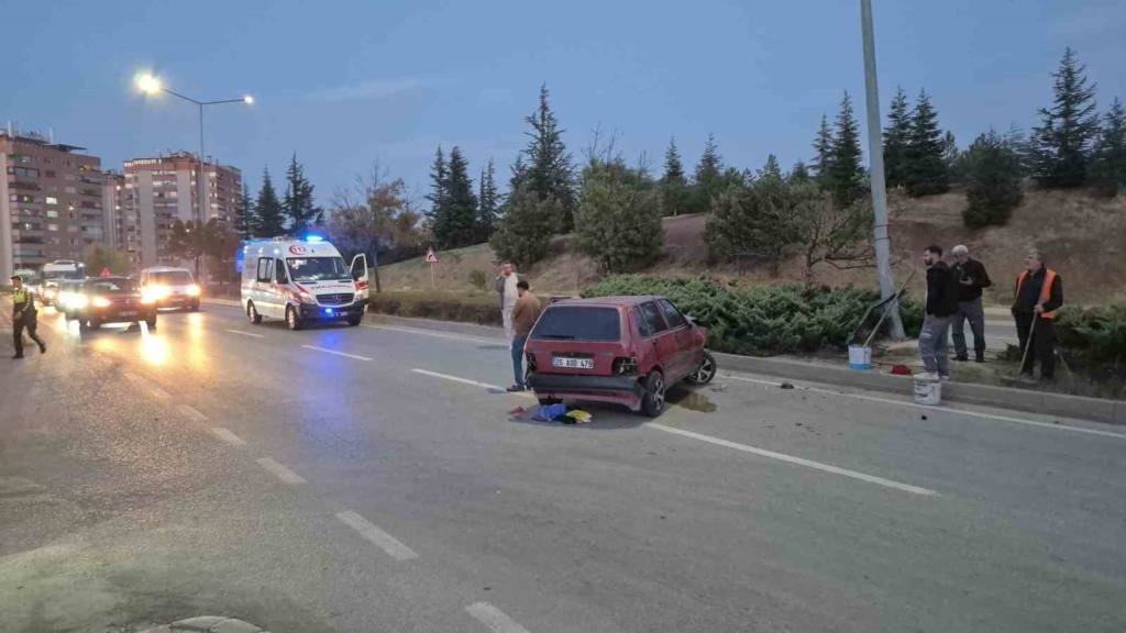 Kontrolden çıkan otomobil aydınlatma direğine çarptı, sürücü yaralandı