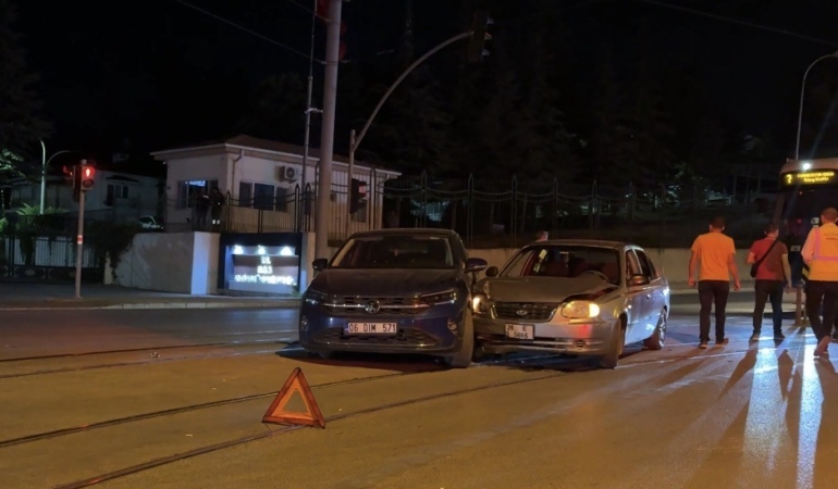 Eskişehir’de çarpışan iki otomobilde 2 kişi yaralandı