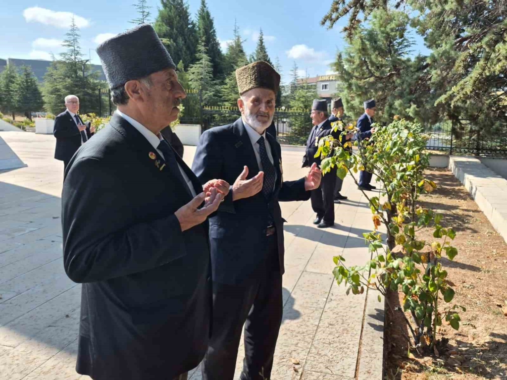 Eskişehir’de gaziler ve şehit yakınlarından şehitlik ziyareti