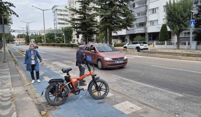 Eskişehir’de yaya geçidindeki bisikletliye otomobil çarptı
