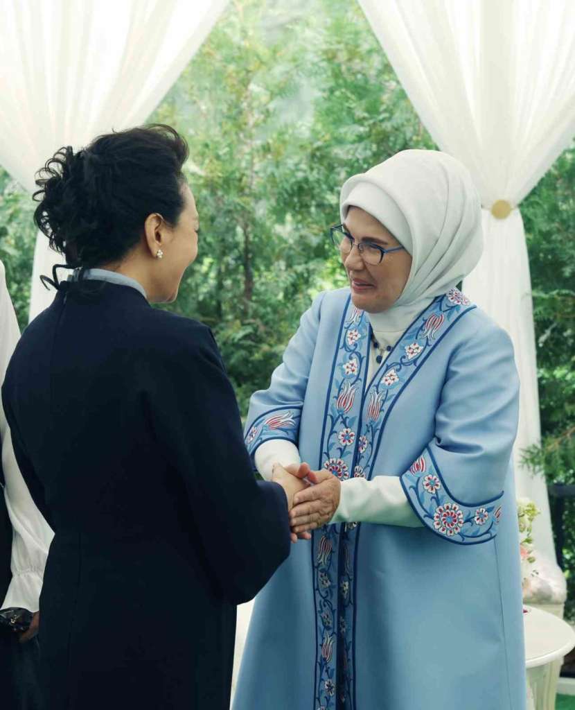 Emine Erdoğan, Kırgızistan’da lider eşleriyle bir araya geldi