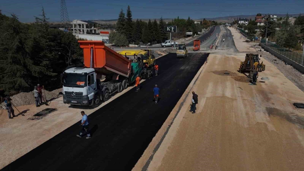 Eskişehir Büyükşehir Belediyesi’nden 100. Yıl Bulvarı’nda asfalt çalışması