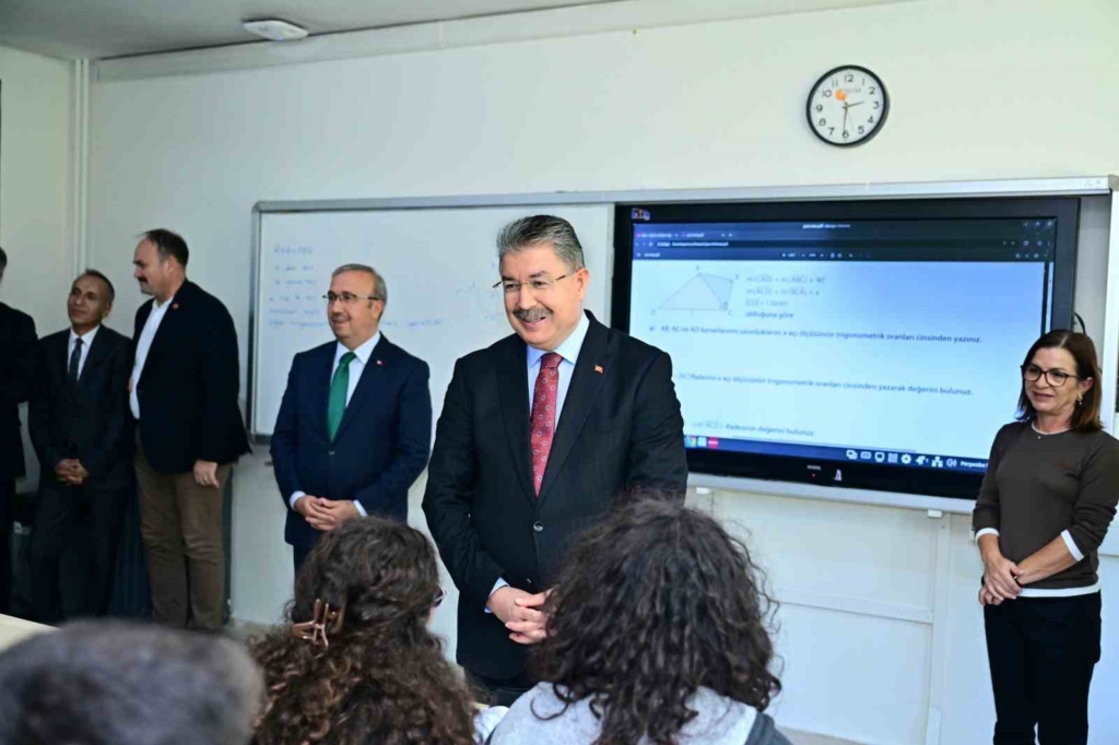 Vali Dr. Erdinç Yılmaz lise öğrencileriyle bir araya geldi
