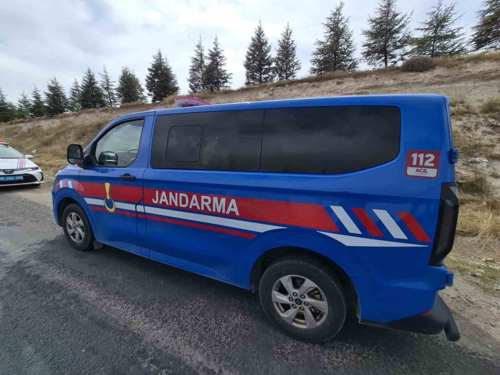 Tekeri kilitlenen motosikletten düşen sürücü yaralandı