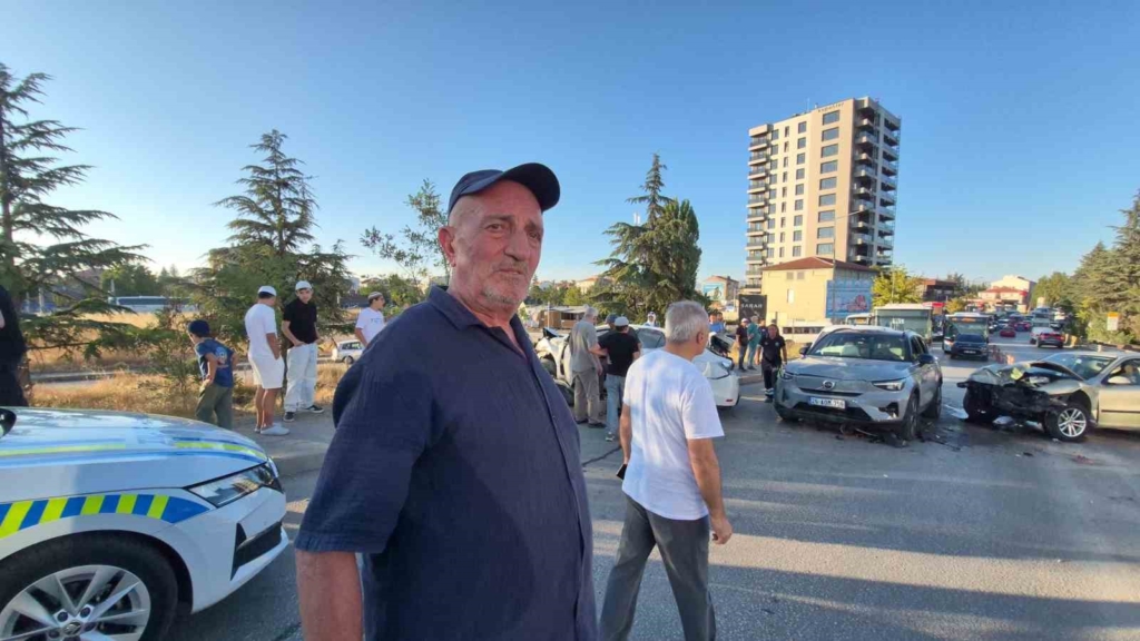 Eskişehir’de 4 aracın karıştığı zincirleme kaza: 3 yaralı