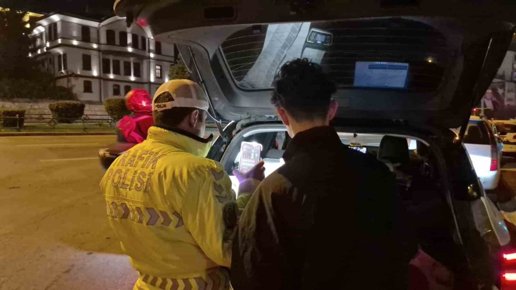 Polisin "dur" ihtarına uymayıp kırmızı ışıkta makas atarak kaçan motosikletliye 353 bin lira ceza