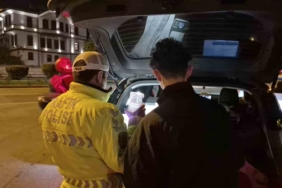 Polisin "dur" ihtarına uymayıp kırmızı ışıkta makas atarak kaçan motosikletliye 353 bin lira ceza