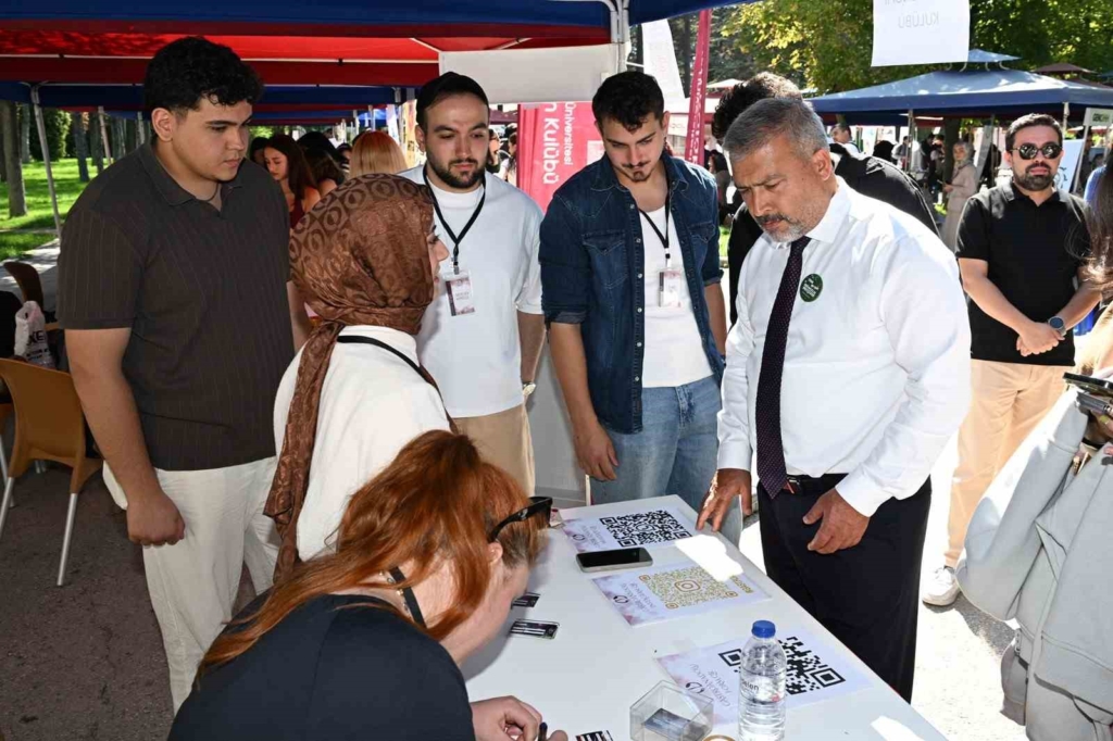 Anadolu Üniversitesinde öğrenciler kulüplerle buluştu