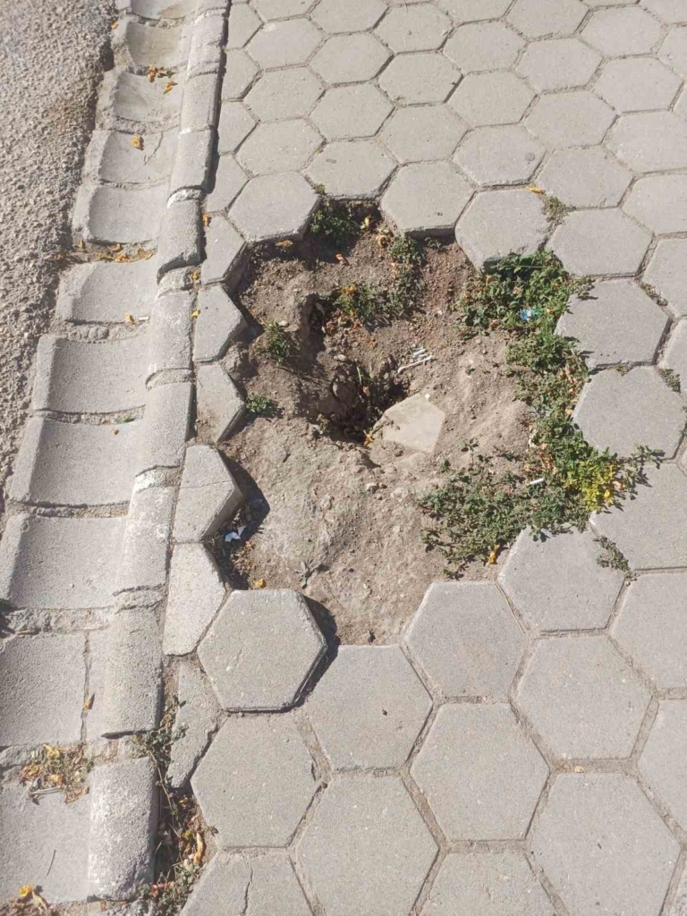 Engelli vatandaşlar bozulan kaldırımı kullanamıyor