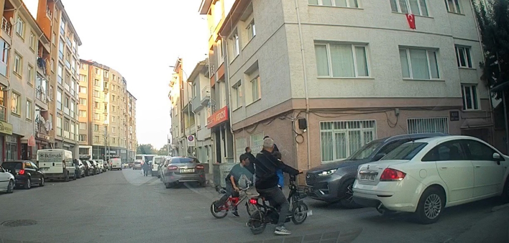 Bisikletli çocuk aracın altında kalmaktan son anda kurtuldu