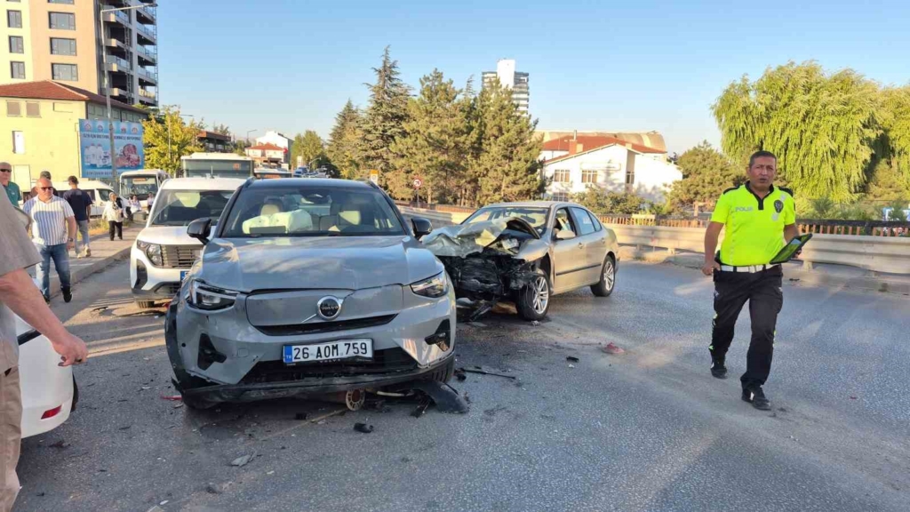 Eskişehir’de 4 aracın karıştığı zincirleme kaza: 3 yaralı