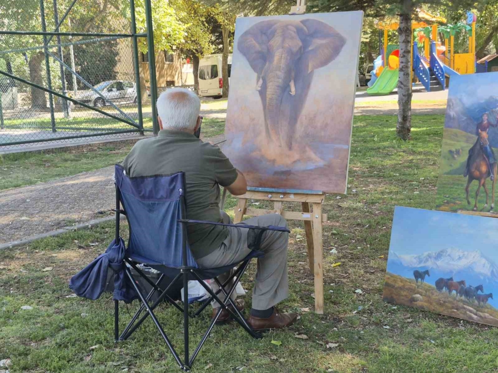 Sadece sergileri gezip resimleri inceleyerek ressam oldu