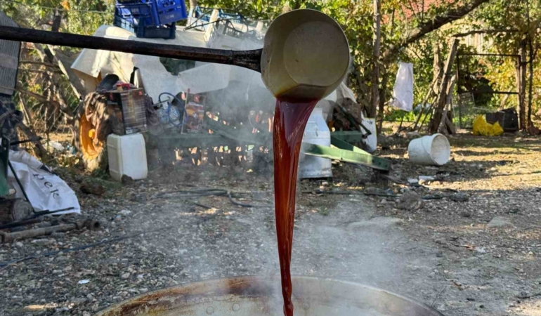 Eskişehir’de üzümler geleneksel yöntemlerle kışlık pekmeze dönüştürüldü