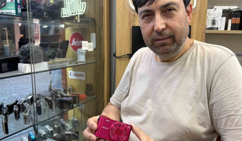 Akıllı telefonların yapaylığından kaçıp kompakt fotoğraf makinelerine yöneldiler