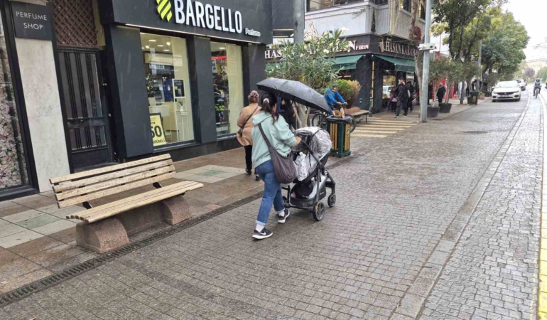 Eskişehir’de sağanak başladı, sıcaklık 14 dereceye düştü