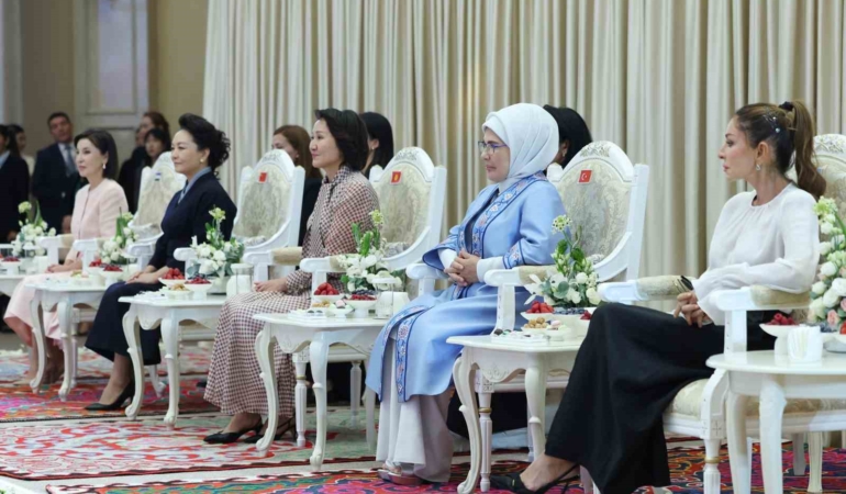 Emine Erdoğan, Bişkek’te lider eşleriyle programa katıldı