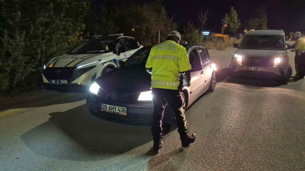 Polis ekiplerince durdurulan sürücü otomobilini terk edip kaçtı