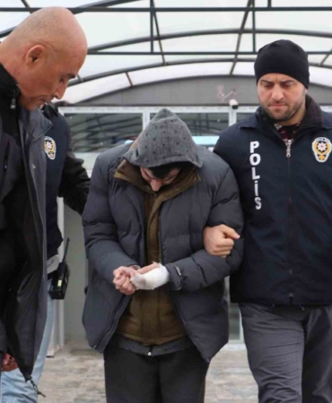 Üvey babasını bıçaklayarak öldüren sanık hakim karşısında