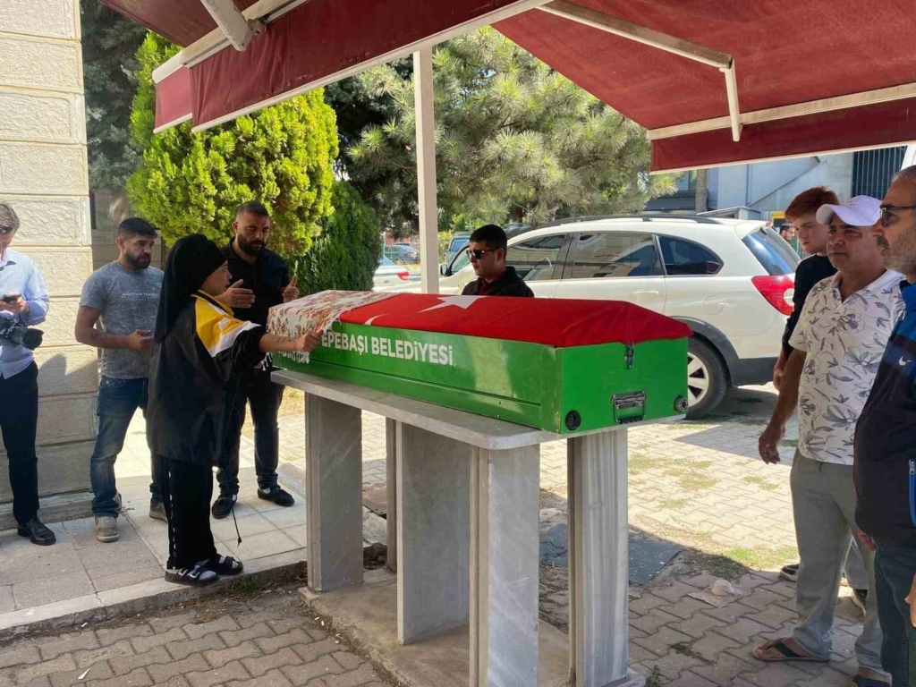 Girne’deki gemi kazasında hayatını kaybeden Eskişehirli kadın son yolculuğuna uğurlandı