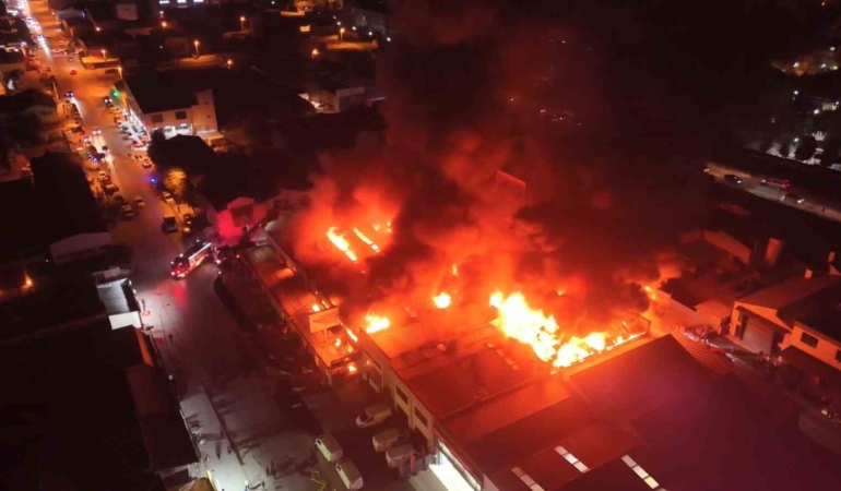 Eskişehir’de sanayi sitesindeki yapı malzemeleri dükkanında yangın