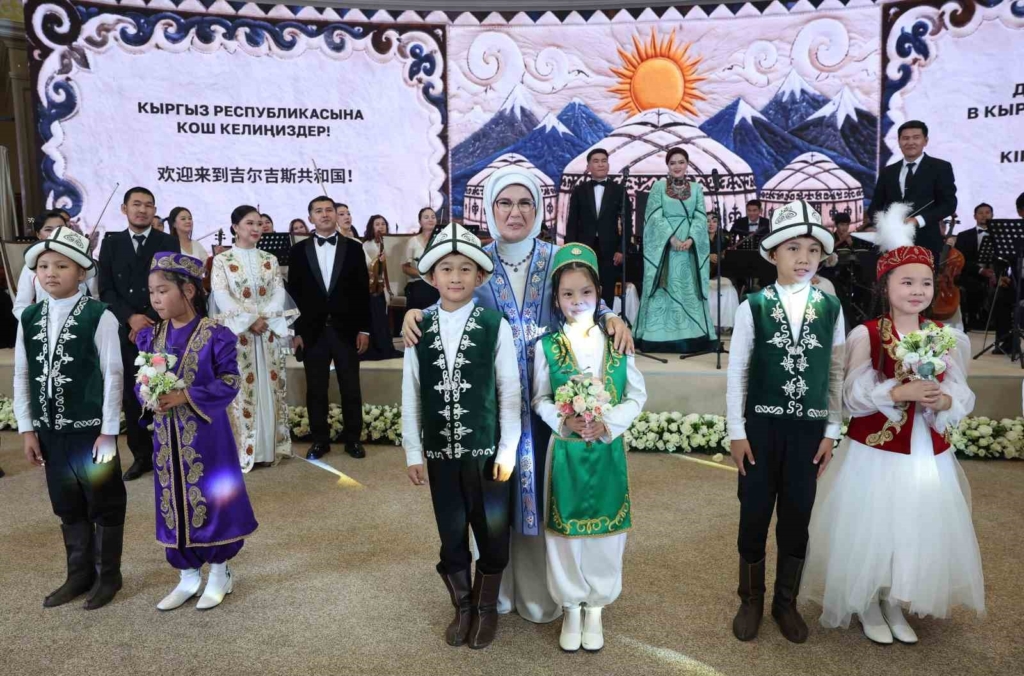 Emine Erdoğan, Kırgızistan’da lider eşleriyle bir araya geldi