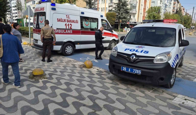 Eskişehir’de karşıya geçen yaşlı kadına otomobil çarptı