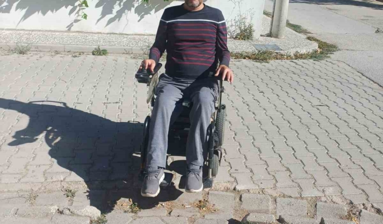 Eskişehir’de bozuk kaldırım engelli vatandaşları zorluyor