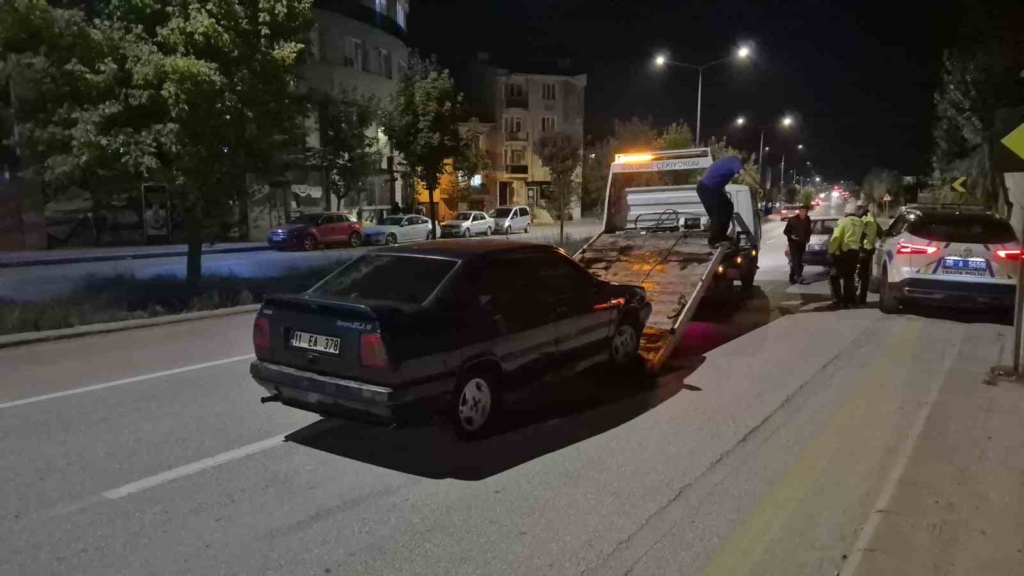 Polis ekiplerince durdurulan sürücü otomobilini terk edip kaçtı