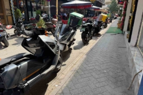Trafiğe kapalı motosikler parkına açık sokak