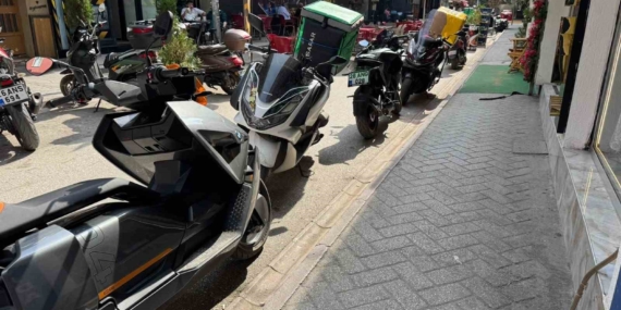 Eskişehir’de trafiğe kapalı sokağa kurye motosikleti parkı