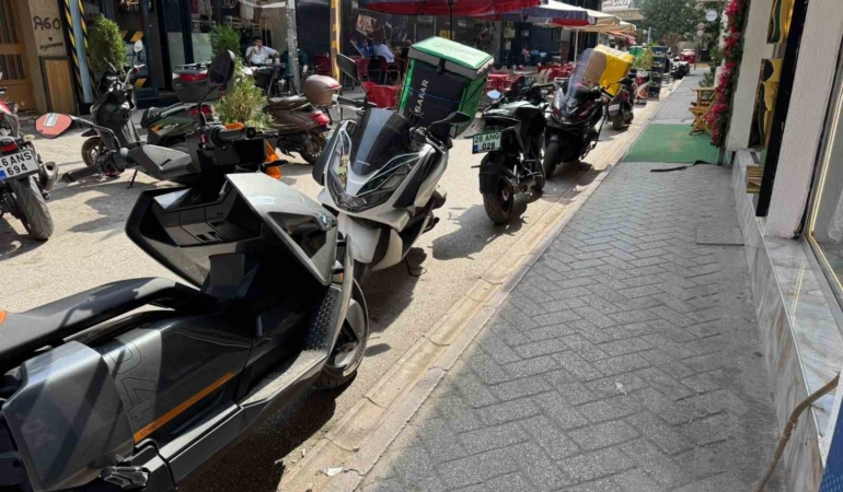 Eskişehir’de trafiğe kapalı sokağa kurye motosikleti parkı