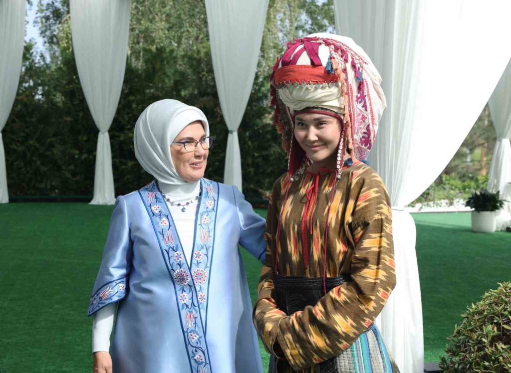 Emine Erdoğan, Kırgızistan’da lider eşleriyle bir araya geldi